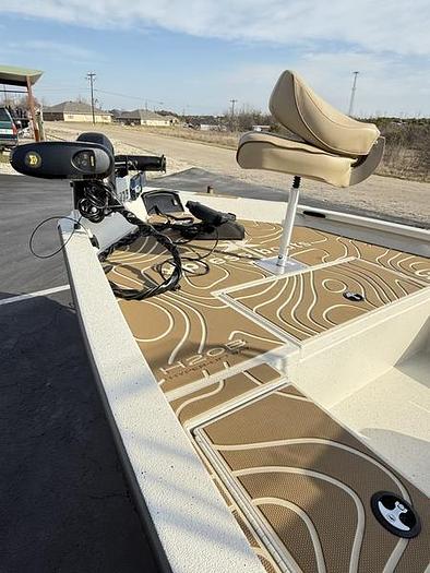 2025 Xpress H-20 BAY Center Console