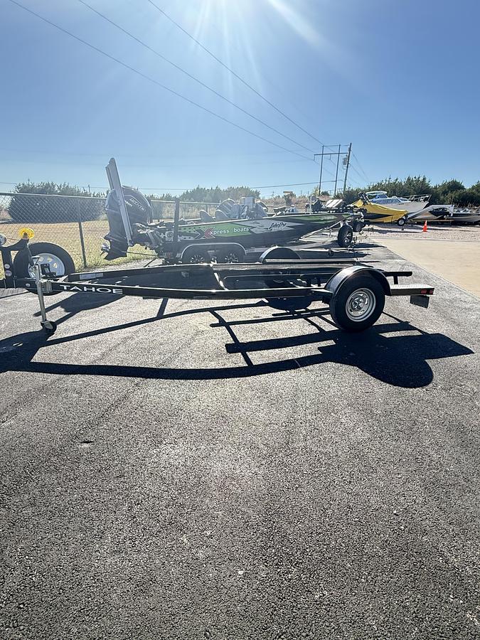 2016 TRACKER TRAILER SINGLE AXLE FOR 16-18 V BOTTOM BOAT