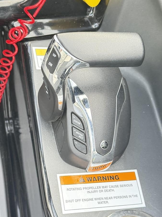 2022 Veranda V-ONE Tritoon