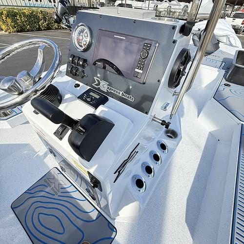 2026 Xpress H-22 BAY Center Console