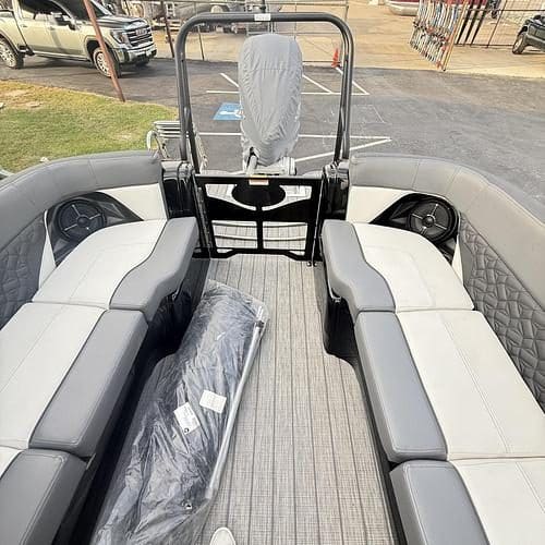 2022 Veranda V-ONE Tritoon