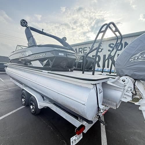 2022 Veranda V-ONE Tritoon