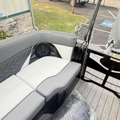 2022 Veranda V-ONE Tritoon