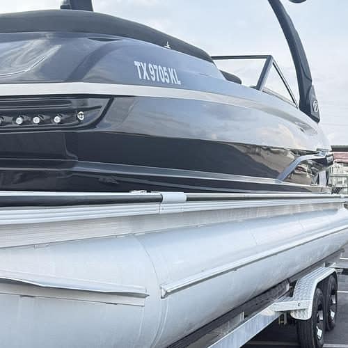 2022 Veranda V-ONE Tritoon