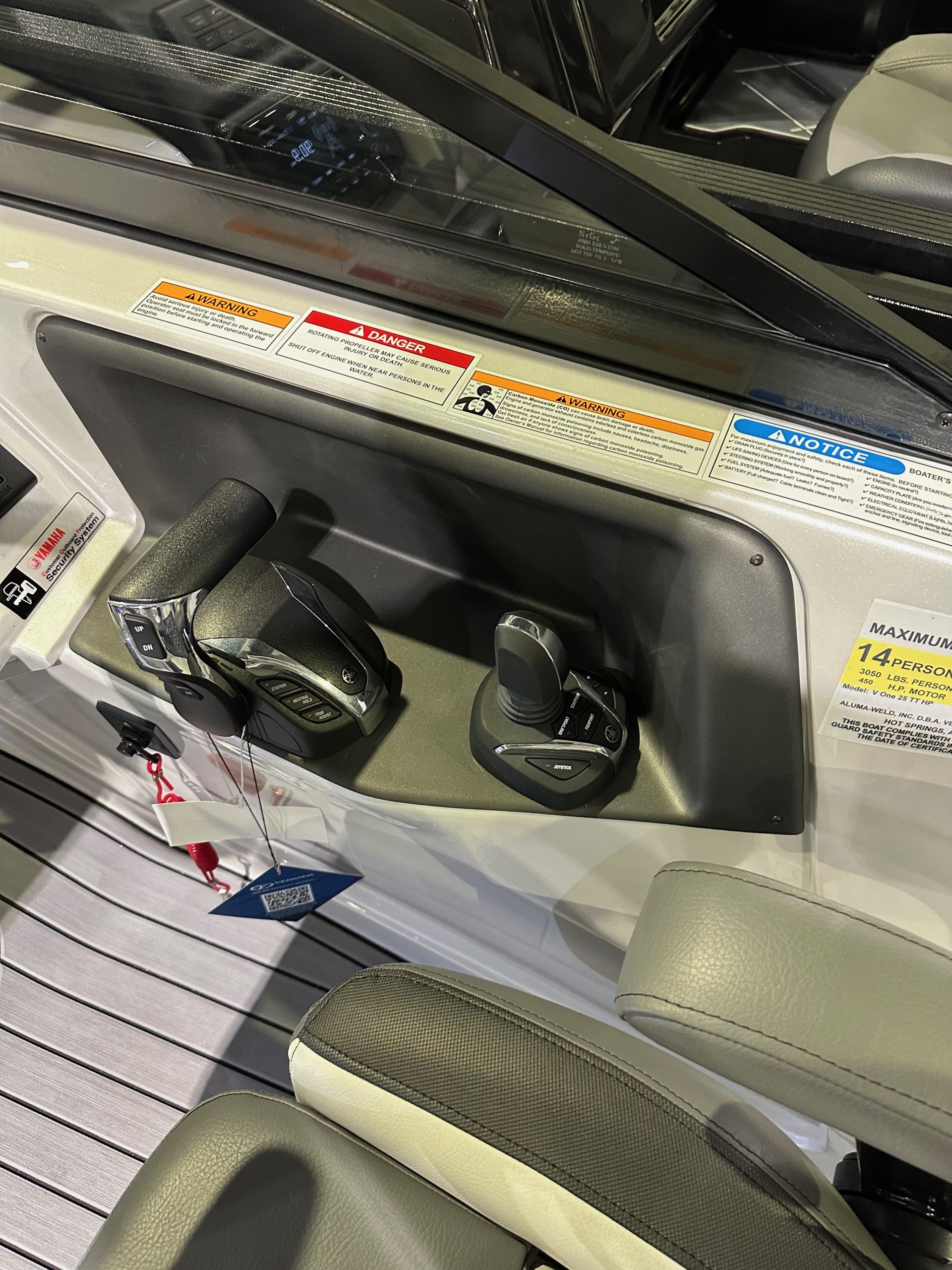 New Veranda V One 25 Pontoon (Pearl White)