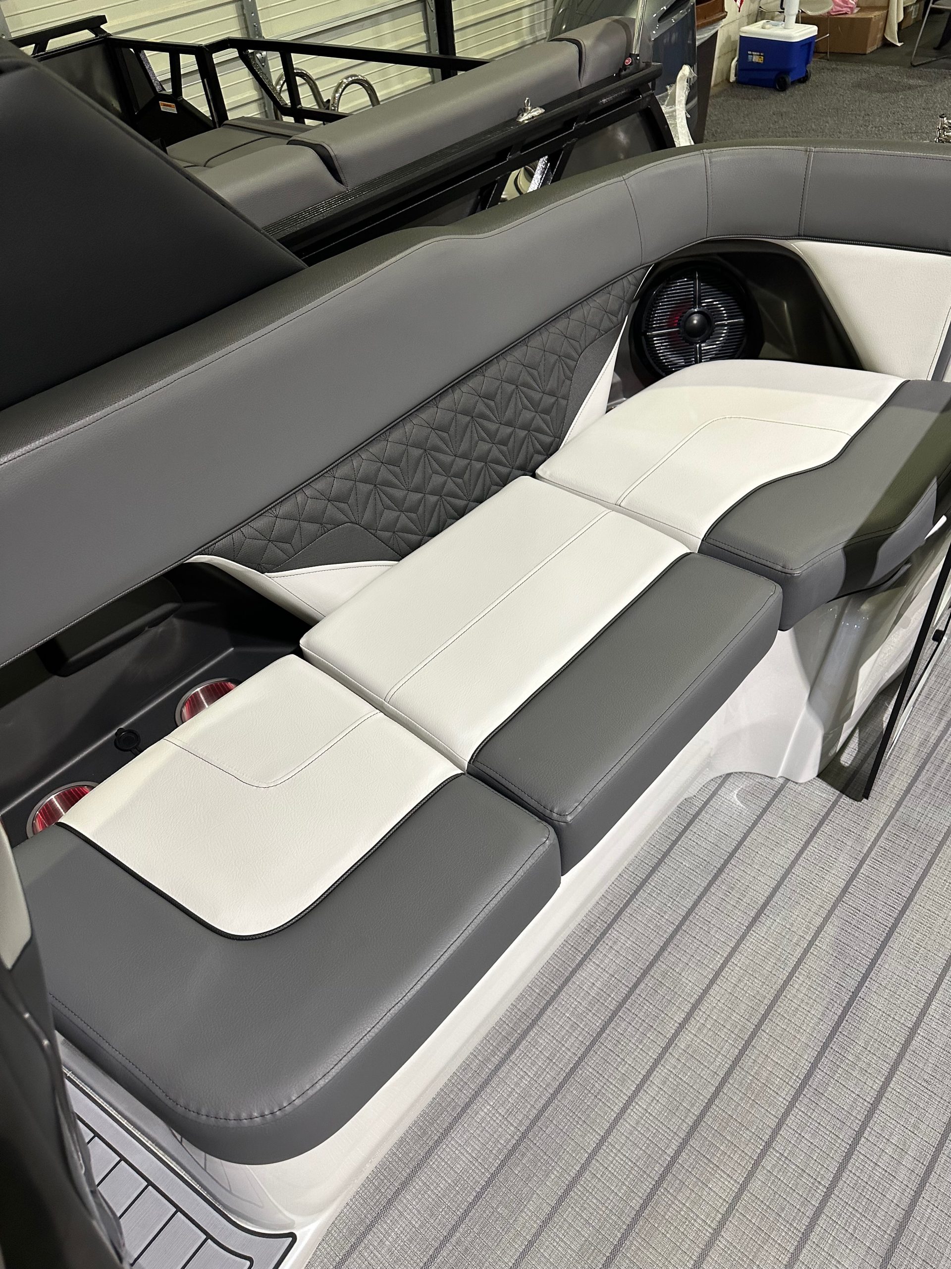 New Veranda V One 25 Pontoon (Pearl White)