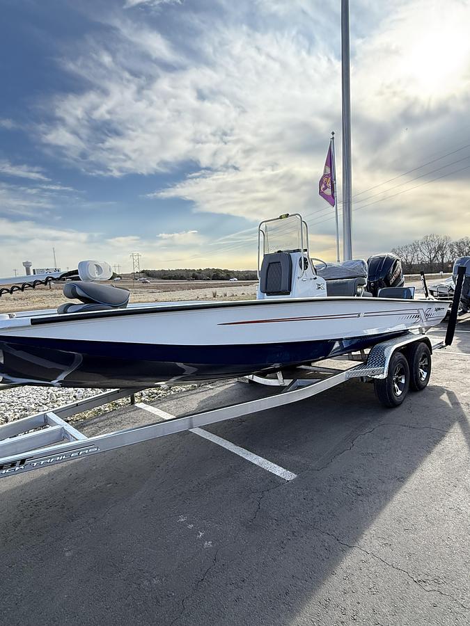 2026 Xpress H-22 BAY Center Console