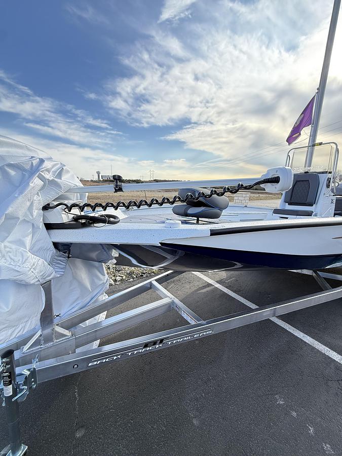 2026 Xpress H-22 BAY Center Console