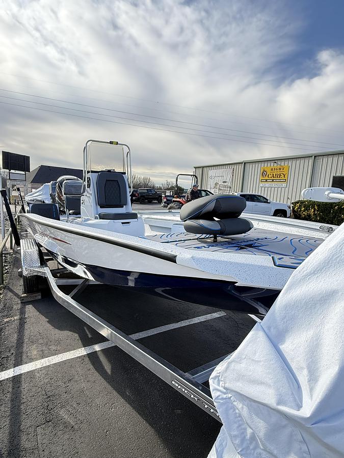 2026 Xpress H-22 BAY Center Console