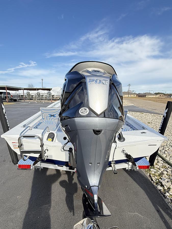 2026 Xpress H-22 BAY Center Console