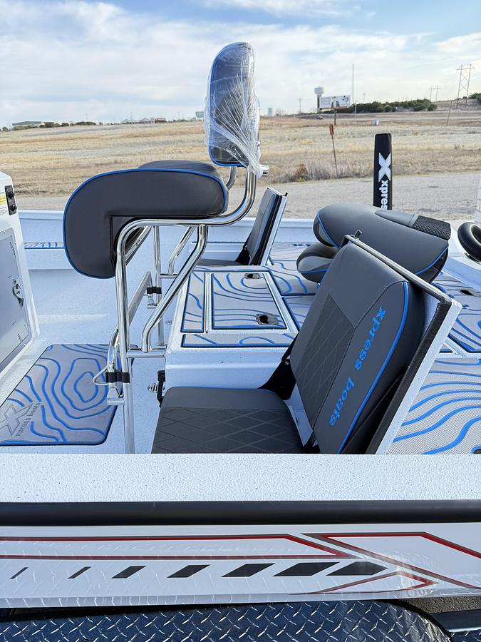2026 Xpress H-22 BAY Center Console