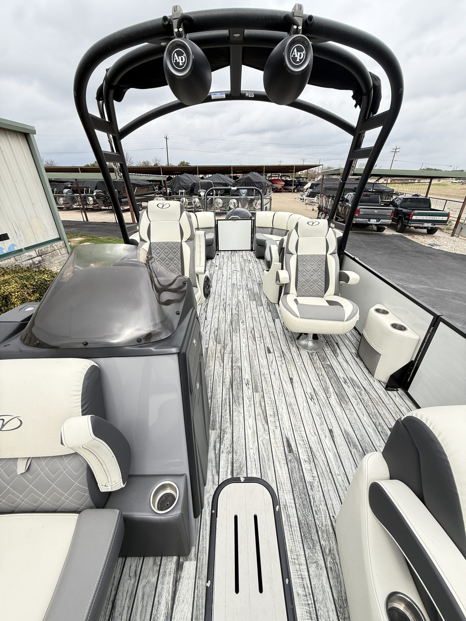 2023 VERANDA VP25RCT TRITOON