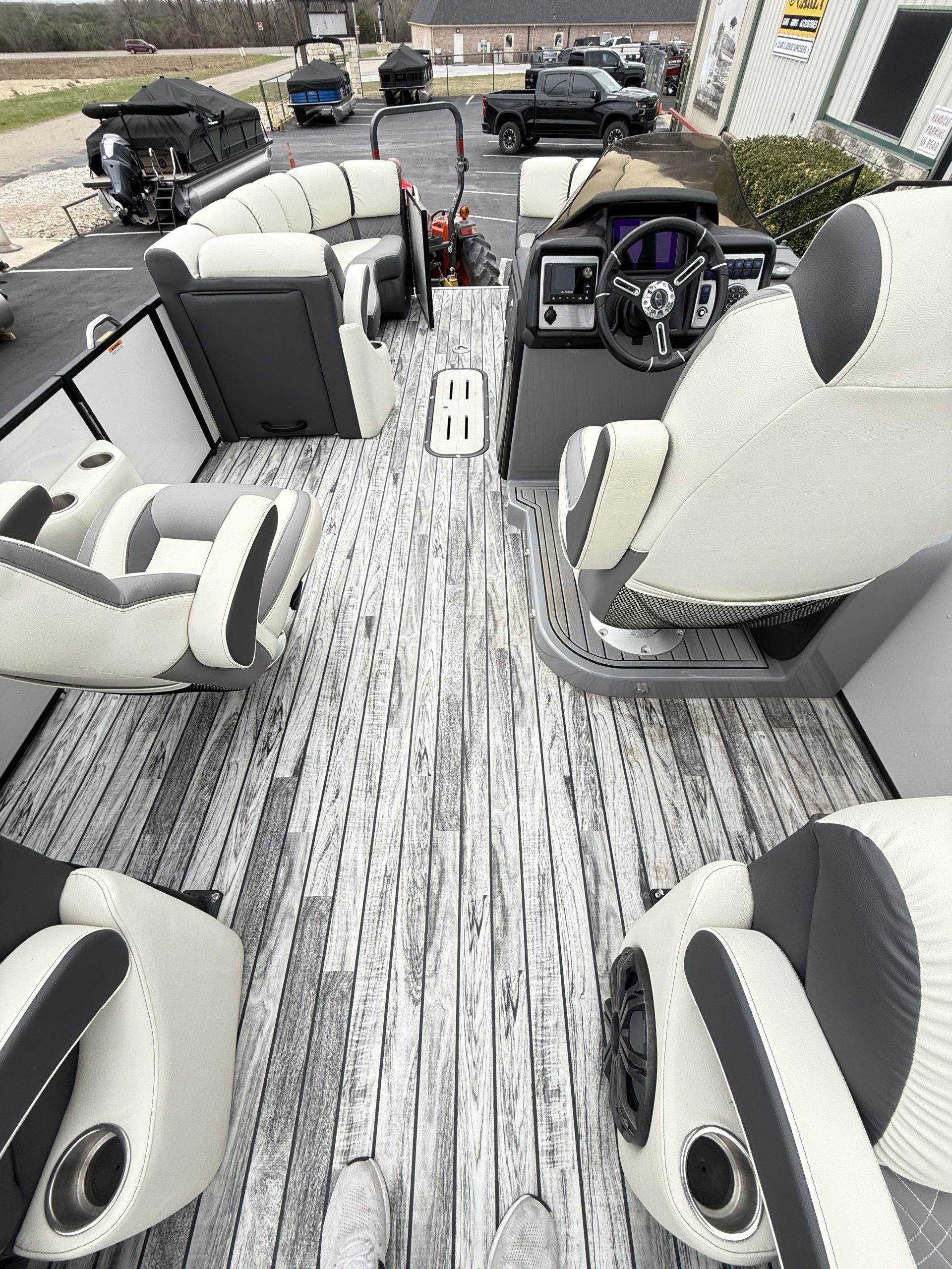 2023 VERANDA VP25RCT TRITOON