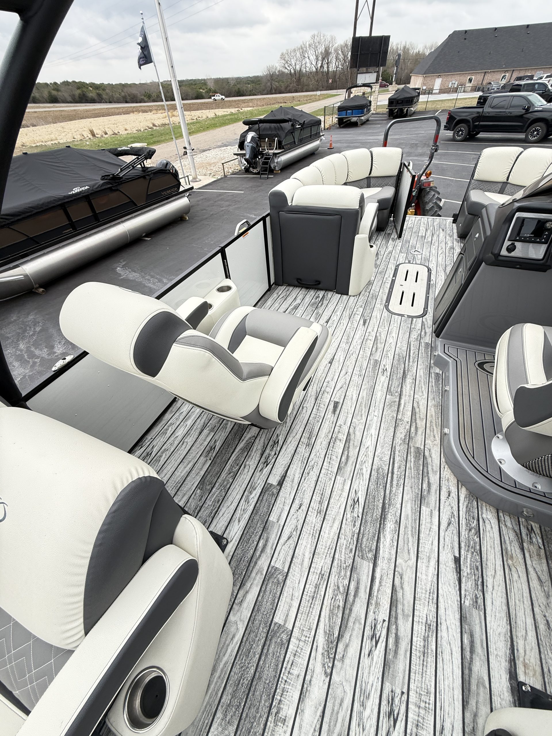 2023 VERANDA VP25RCT TRITOON